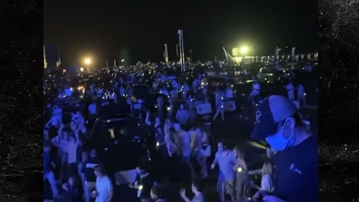 Concierto a beneficio en Nueva York genera críticas por falta de distanciamiento social