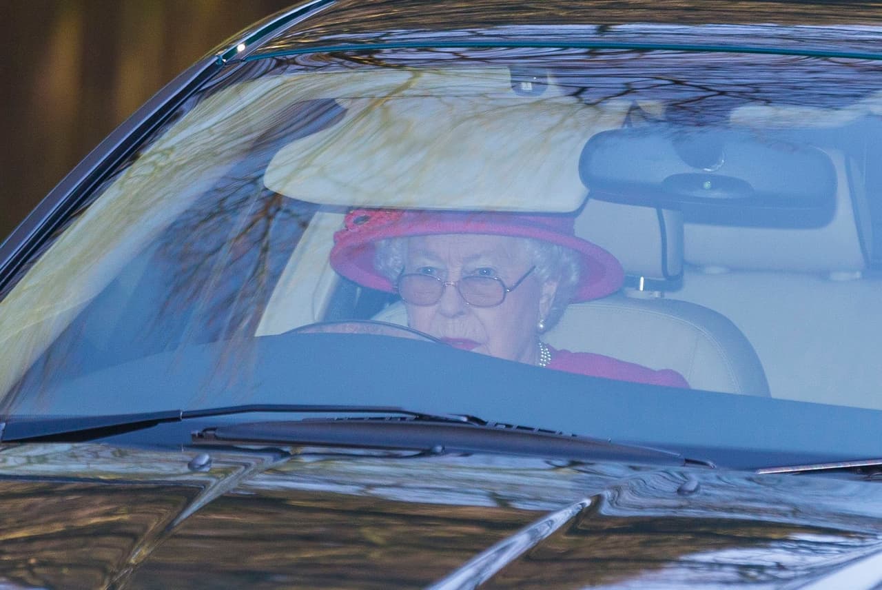 La reina Isabel II ha renunciado a su derecho de conducir por la vía pública sin necesitar un permiso.