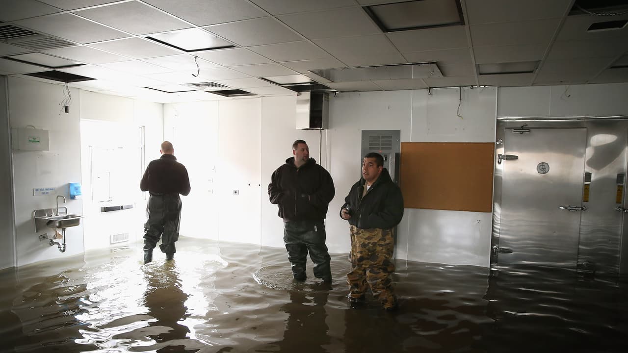 Trabajadores realizaron inspecciones de daños por inundación en edificios.