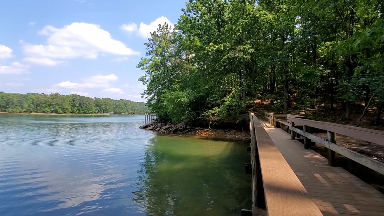 Además de la playa, el sendero Laurel Ridge Trail atraviesa Buford Dam Park y continúa a través de Powerhouse Park y Lower Overlook.