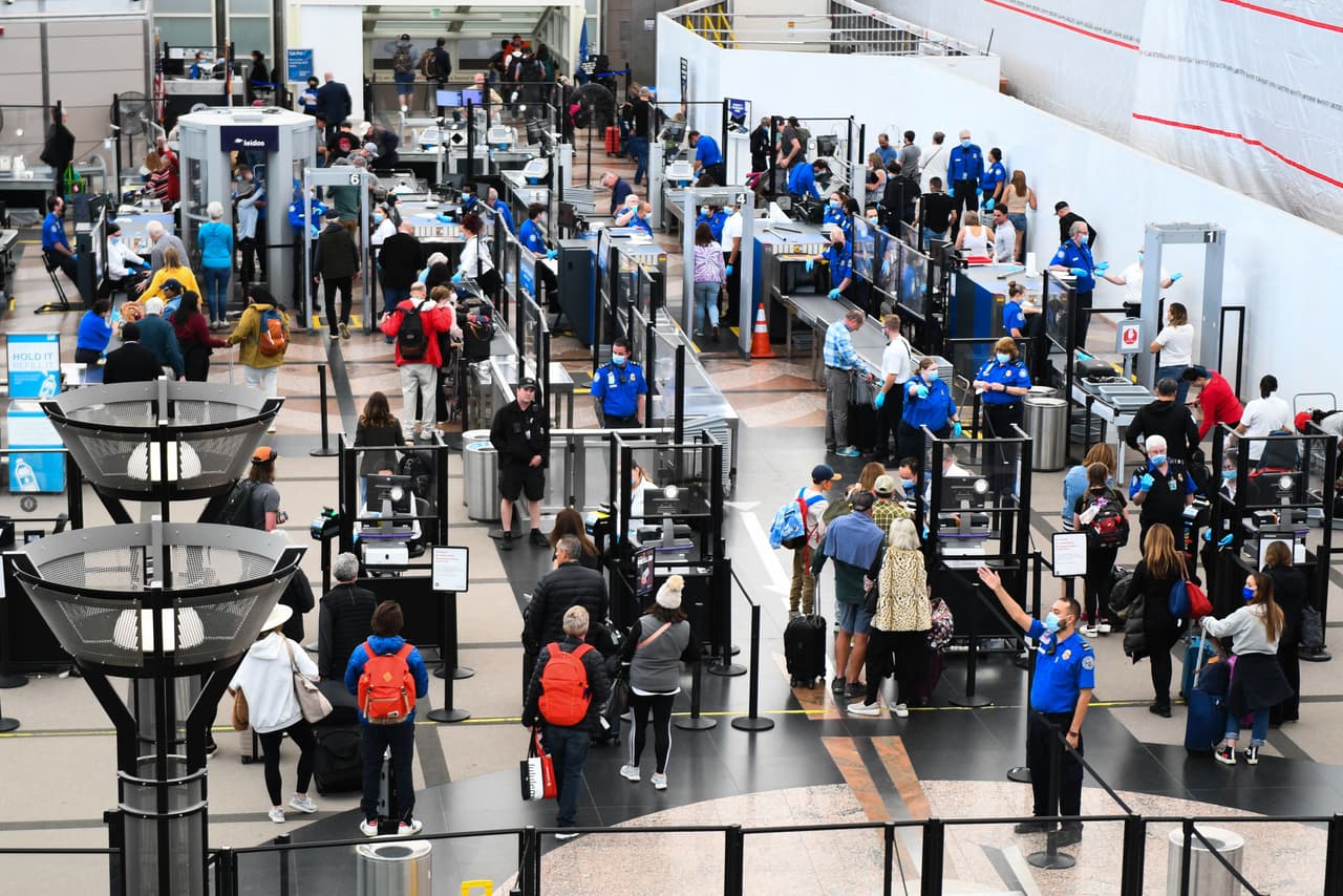 El programa 
<b>PHX RESERVE es gratuito</b> y permite a los viajeros programar una hora específica para su control de seguridad de TSA. Sólo necesitan reservar una cita y presentarse en el punto de control asignado a la hora indicada.