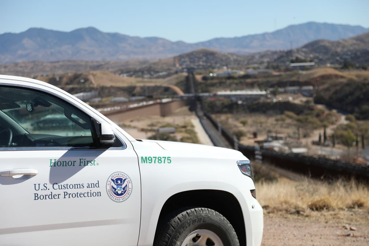 La llanta delantera del vehículo de un traficante explotó mientras intentaba evadir el arresto, según CBP. Después de una persecución de vehículos en la Ruta Estatal 92, los agentes arrestaron a dos ciudadanos estadounidenses y cinco migrantes. No hubo heridos.