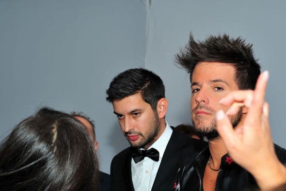 Te llevamos detrás de cámaras y mira todo lo que pasó mientras tus artistas desfilaban por la alfombra verde. 