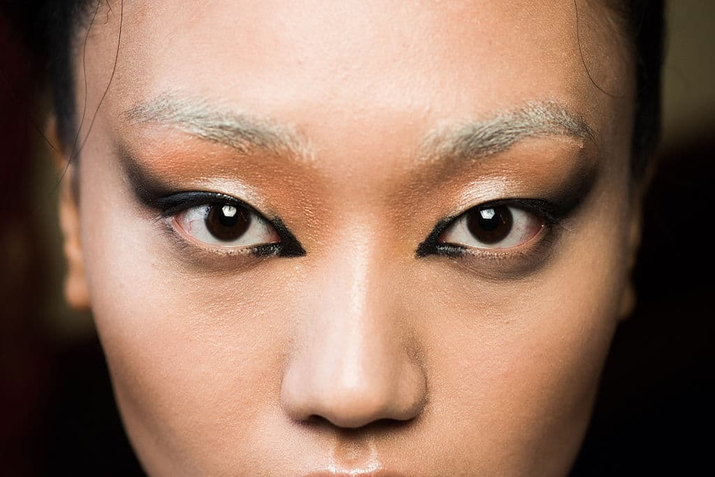 Aquí vemos a detalle la propuesta del make up de 
<a href="http://fashionscout.co.uk/ns-gaia/">N&S Gaia</a>. El punto focal es el maquillaje de los ojos, en donde un delineado estilo cat eye con efecto ahumado delimita la mirada, junto con las cejas blancas.
<br>