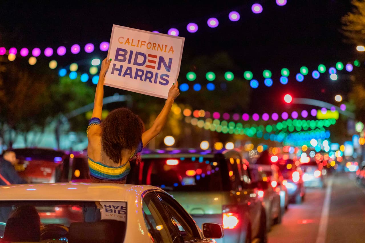 Una multitud celebra en sus vehículos en Hollywood, California, donde la fórmula demócrata ganó 55 votos electorales.
<br>