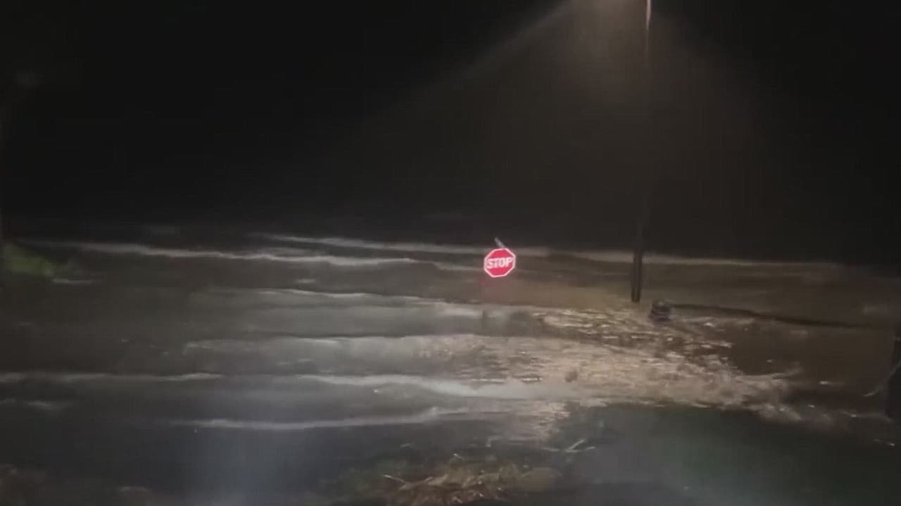 Mientras Carolina del Sur responde a los efectos del fenómeno meteorológico, 
<b>el gobernador de Carolina del Norte, Roy Cooper</b>, declaró estado de emergencia previo a la llegada de la tormenta tropical, que trae lluvias intensas e inundaciones.