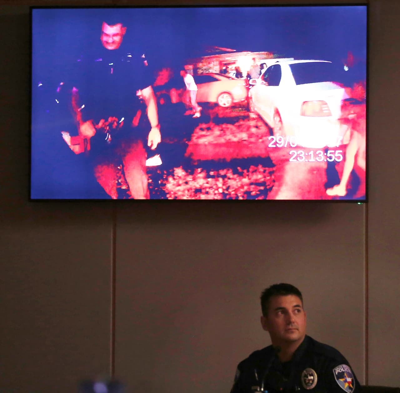 En el primer día del juicio se presentó video de la cámara corporal de Oliver. En esta imagen, Tyler Gross observa las imágenes.