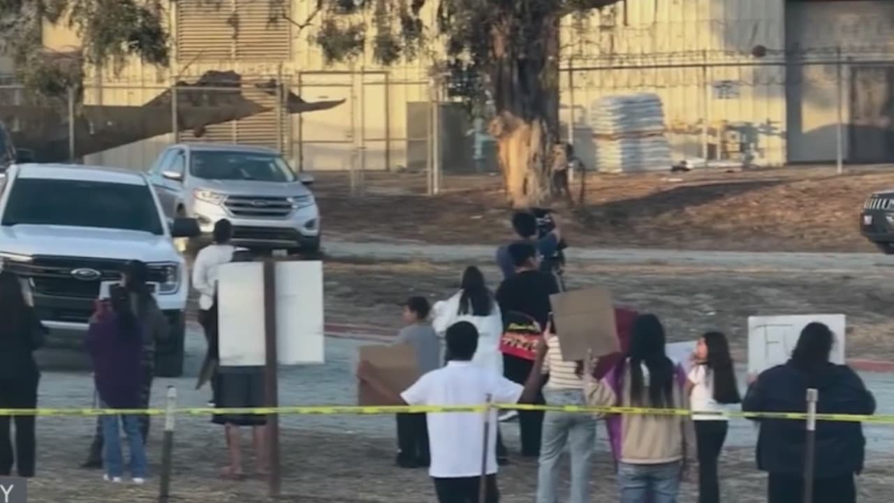Comunidad de Salinas confronta a agentes de ICE afuera de la cárcel del Condado de Monterey