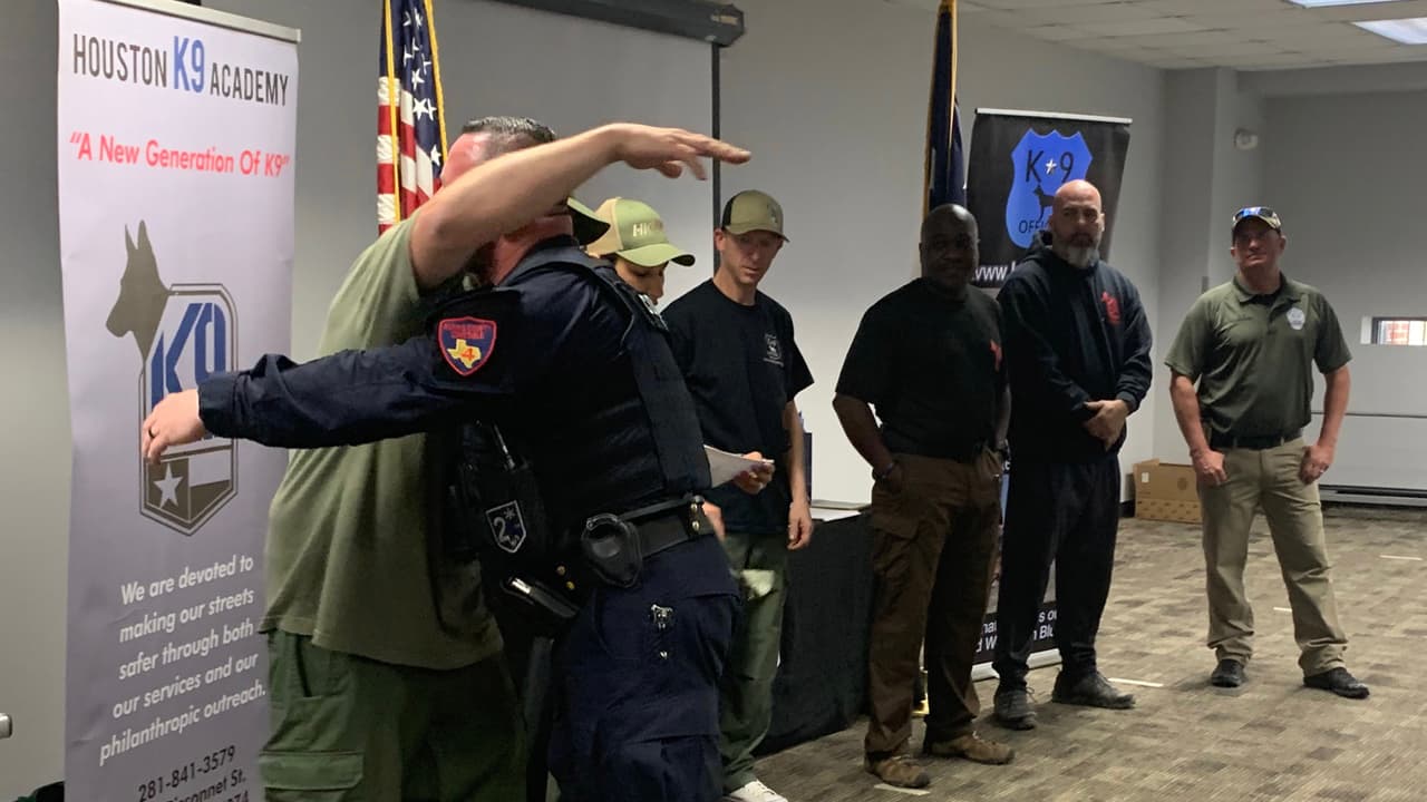 George Henson y Max se graduaron con honores de la Academia K9 de Houston después de un curso intensivo de 9 semanas que incluyó obediencia, patrullaje y la detenciones.