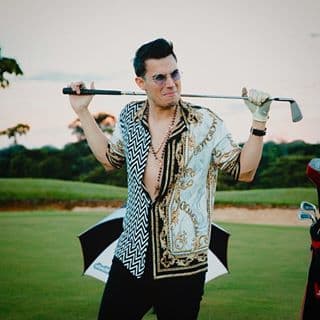 Aunque ama montar a caballo, entre sus actividades favoritas también está jugar golf. Todo esto lo comparte con sus más 5 millones de seguidores en Instagram, cifra que lo convirtió en finalista de esta categoría, el que más fans tiene en esa red.