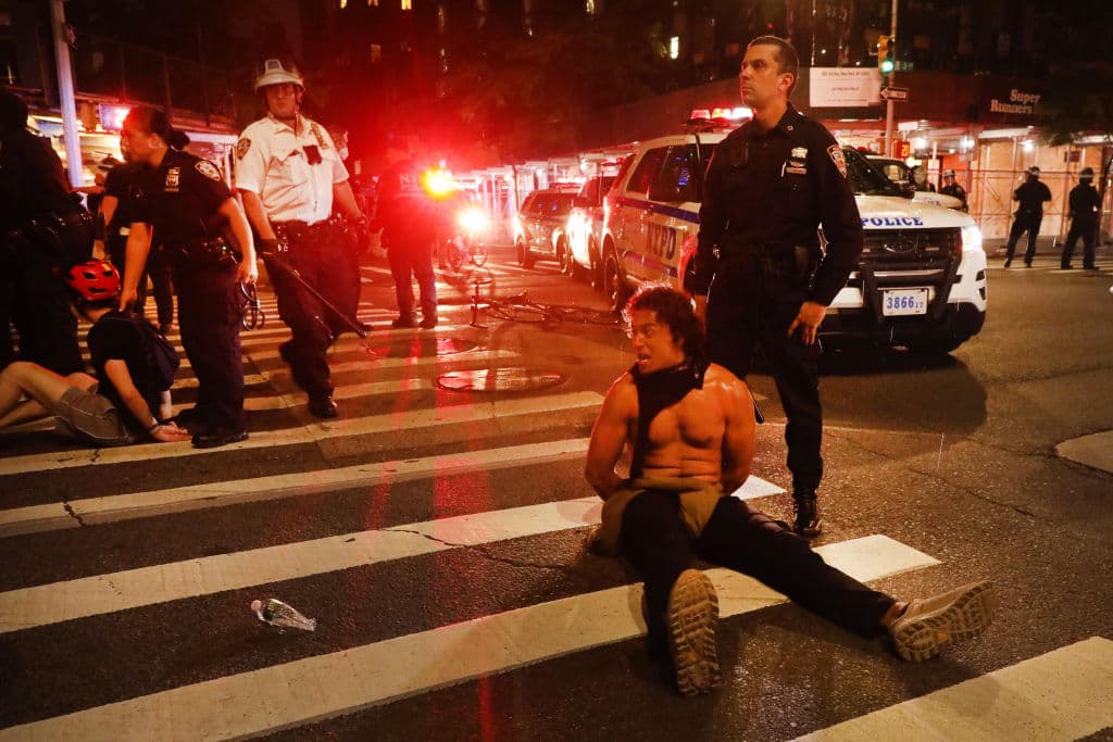 Docenas de personas fueron arrestadas la noche de este miércoles en Nueva York por incumplir el toque de queda que empezó a las 8:0 pm.
