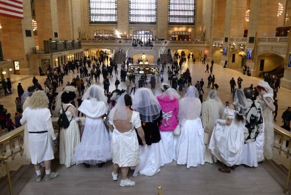 Las novias de marzo se inició en 1999 como un evento Cacophony Sociedad anual que tiene lugar el 15 de marzo, la intervención pretende ser una parodia de las bodas en la cultura occidental. El evento forma parte de un teatro de la calle con hombres y mujeres vestidos con trajes de novias, que salen a las calles de Nueva York y posan en diferentes puntos de la ciudad.