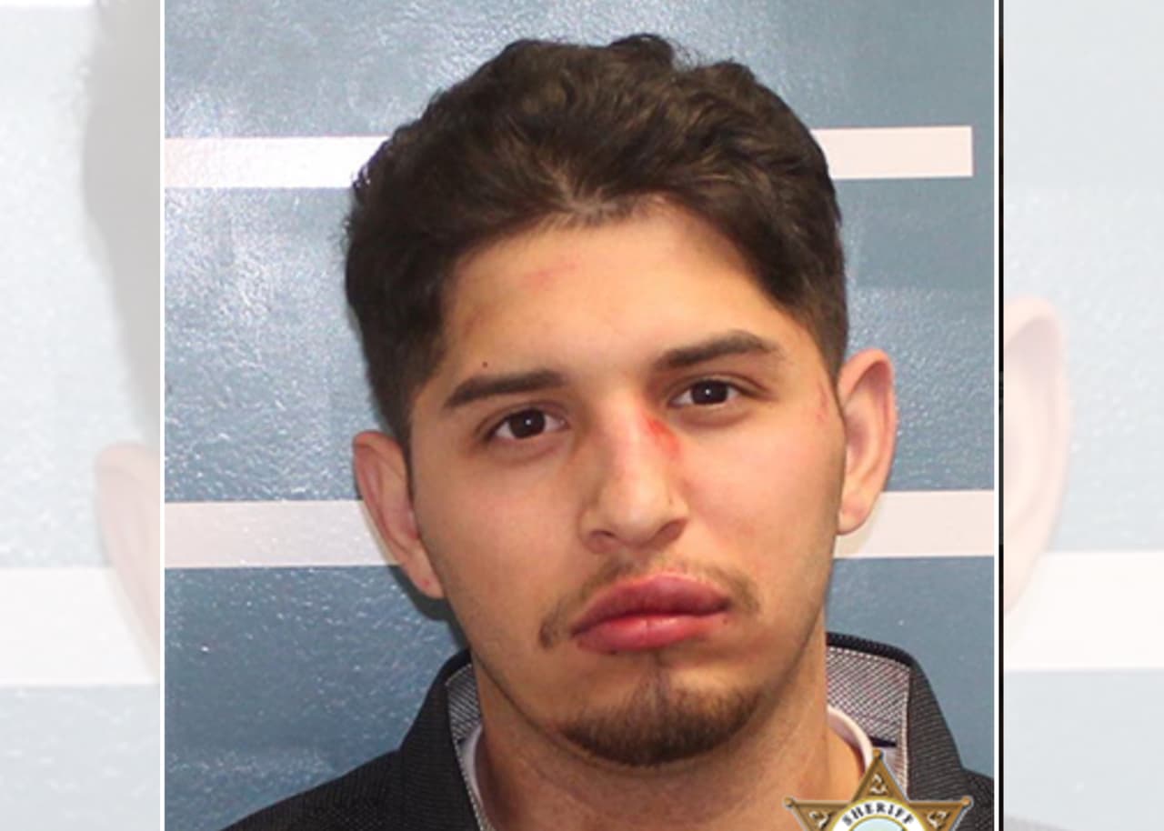 <b>José Valencia tiene 24 años</b>, y es buscado por asalto con arma mortal, incidentes de violencia doméstica y violación de la libertad condicional. El sospechoso es residente de la localidad de Plainview.