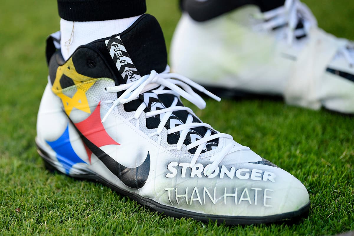 "Más fuertes que el odio" reza el calzado especial de Ben Roethlisberger que incluye una Estrella de David con los colores de los Pittsburgh Steelers.