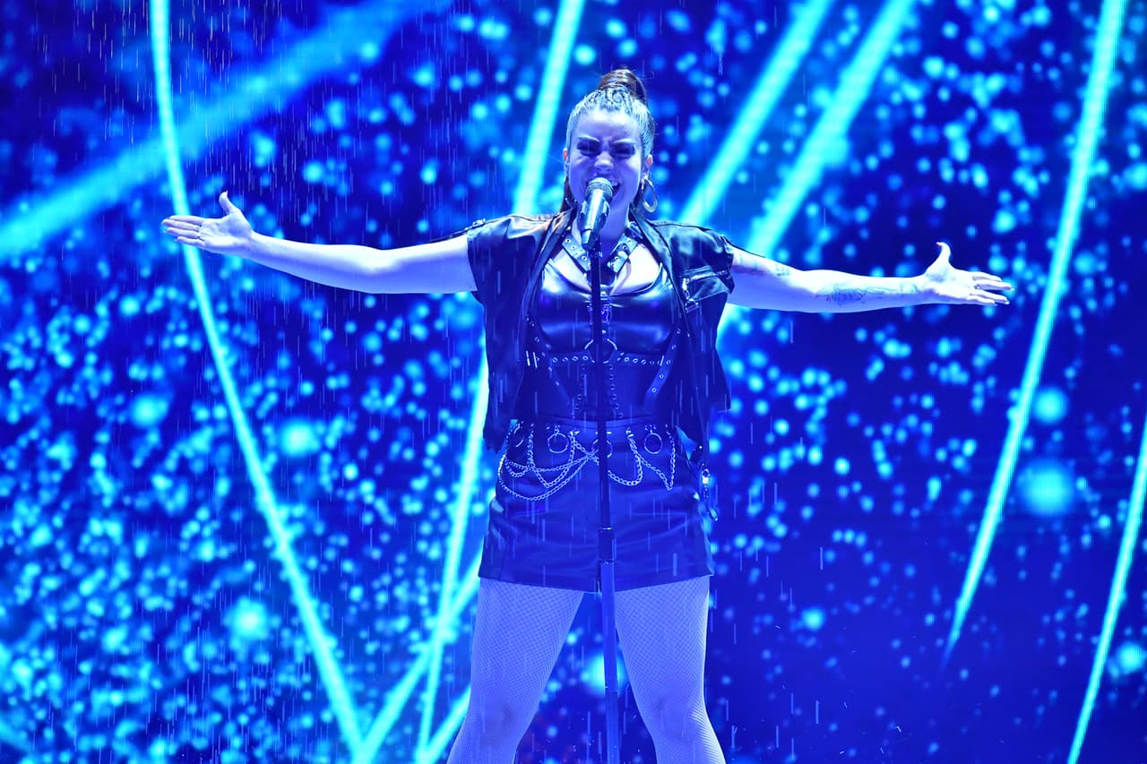 Cuando nos preguntábamos en qué momento veríamos los shows en los que el agua acompañaría a las aspirantes llegó al stage Giselle Amelunge.