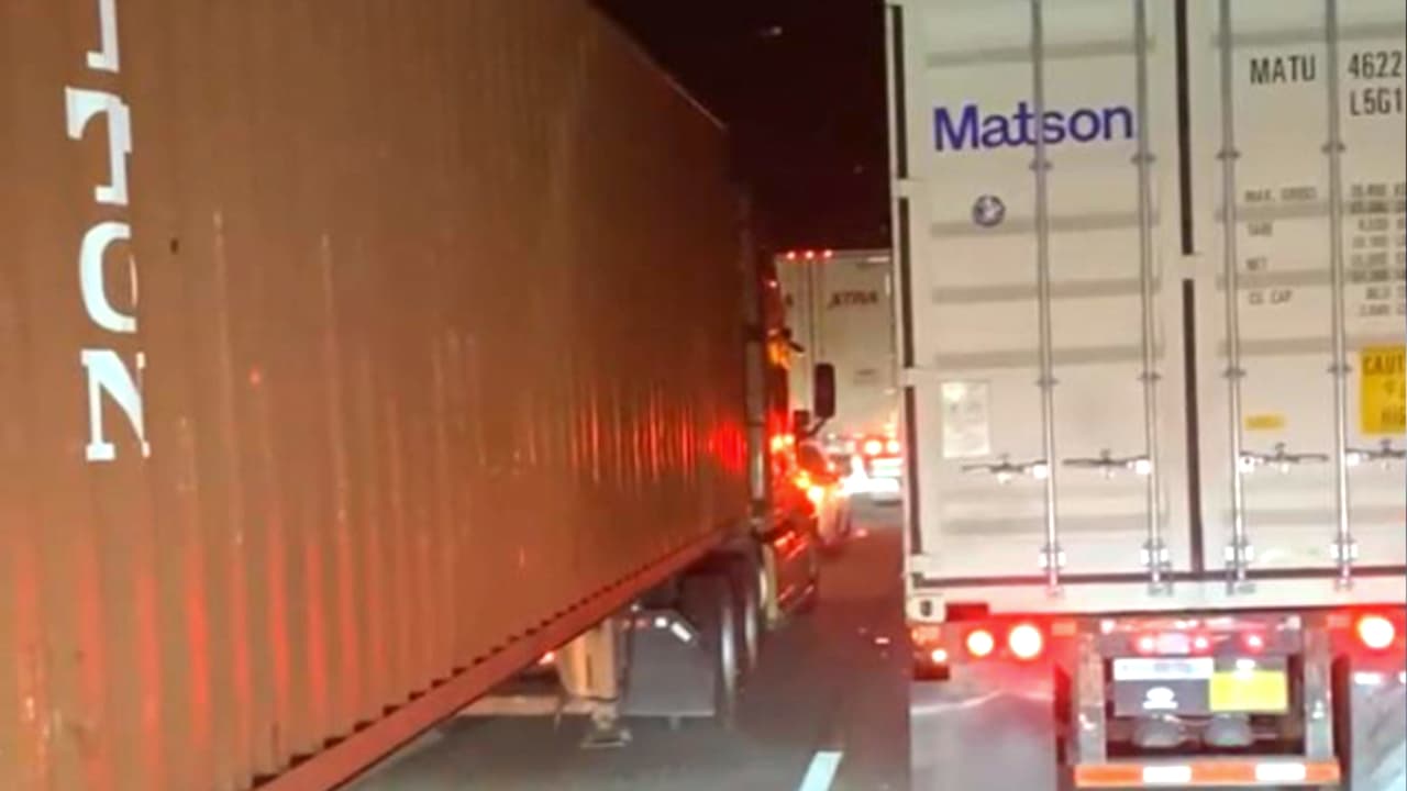 Cierran varios carriles en un tramo de la autopista 5 al sur debido a volcamiento de camión