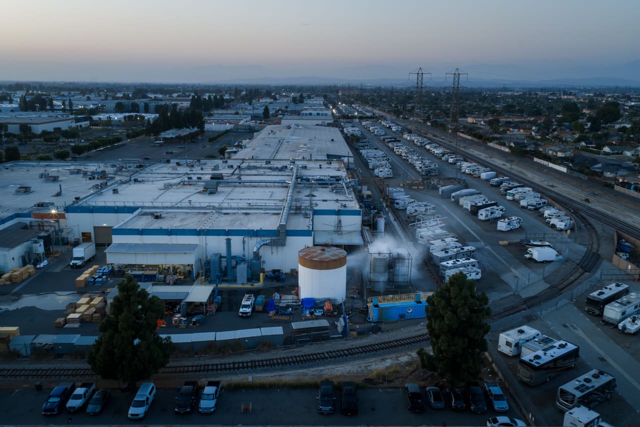 El viernes 22 de mayo de 2026, en una planta aeroespacial en Garden Grove, California, se rocía agua sobre un tanque que se sobrecalentó. (Foto AP/Ethan Swope)