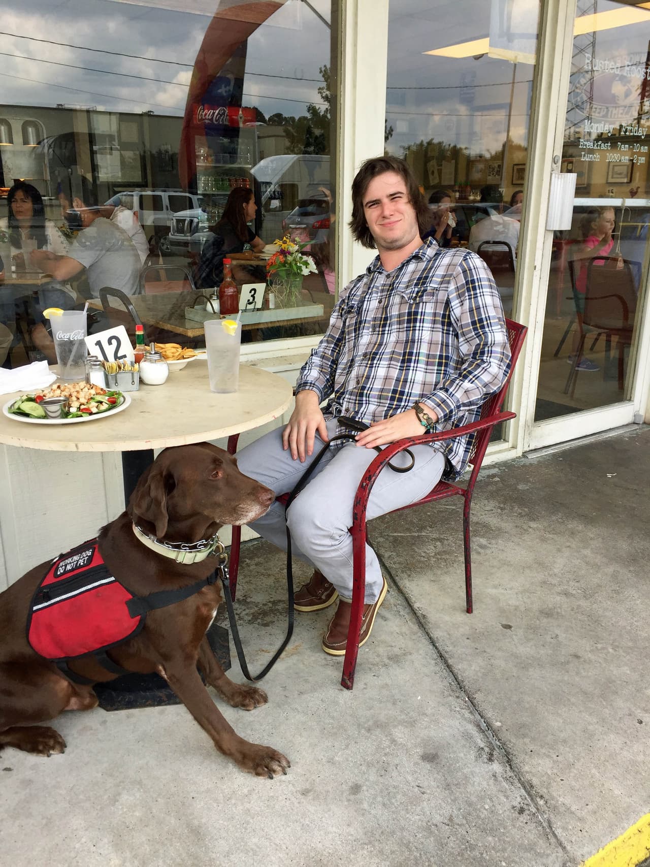 En lugares públicos y privados Chance busca y olfatea el peligro.