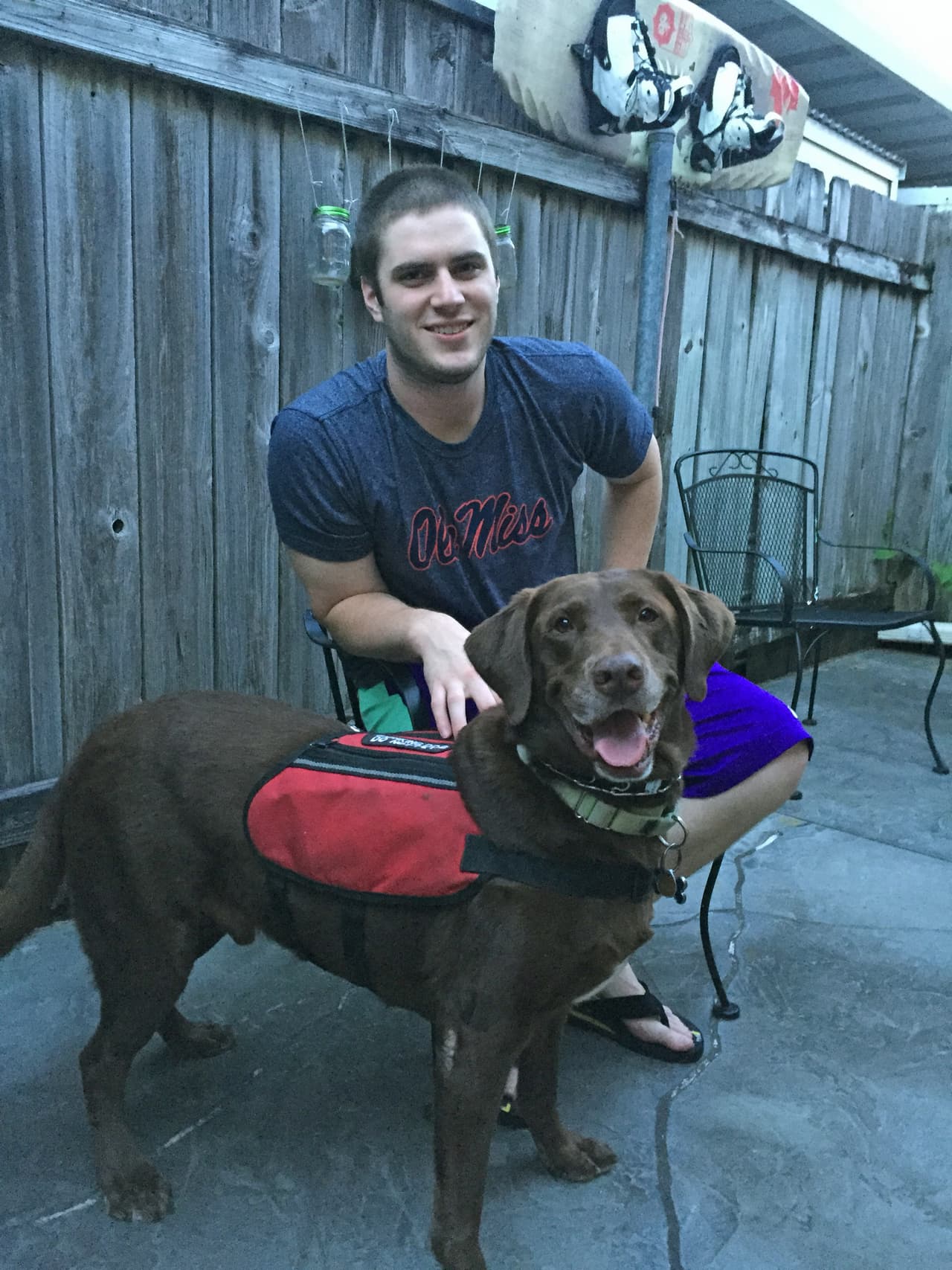 Este joven se mantiene vivo gracias al olfato de su peludo amiguito.