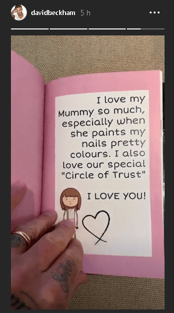 La menor de los Beckham destinó dos hojas de la publicación para agradecer, por separado, a cada uno de sus padres. "Amo mucho a mi mami, especialmente cuando pinta mis uñas con hermosos colores. También amo nuestro especial 'círculo de confianza'", escribió para Victoria.