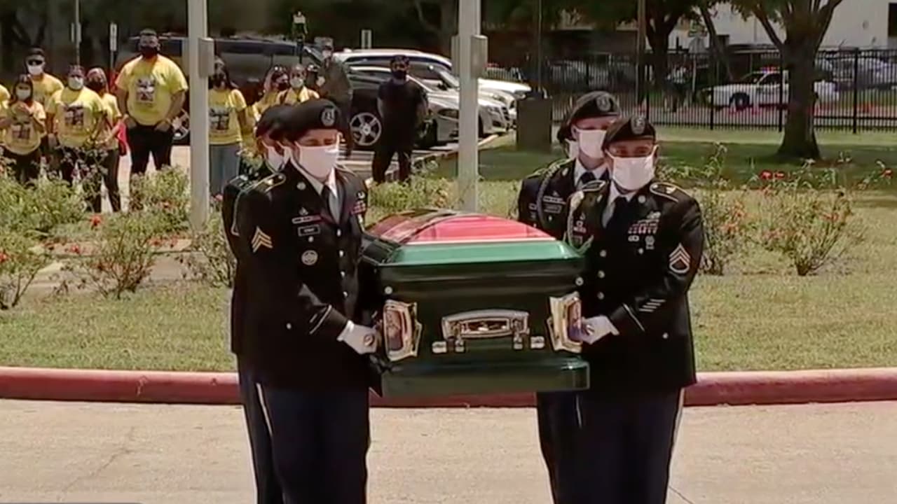 Un grupo de militares cargaron el féretro de 
<b><a href="https://www.univision.com/local/houston-kxln/junto-al-feretro-de-su-hija-la-madre-de-vanessa-guillen-encabeza-el-homenaje-postumo-a-la-soldado-asesinada-video">Vanessa</a></b> luego de bajarlo del carruaje.