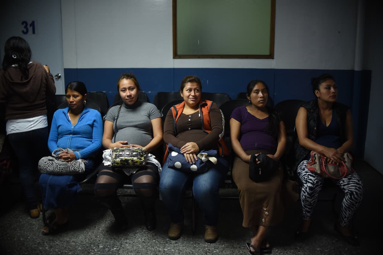 Hasta el presente se sabe que el virus del Zika se puede transmitir de una mujer embarazada al feto y se ha relacionado con un defecto congénito grave del cerebro llamado microcefalia.