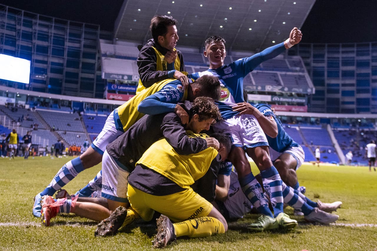 Puebla celebró con todo su segundo gol.