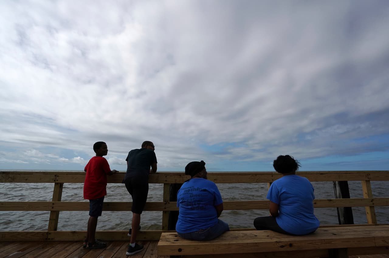 La tormenta se formó la mañana del lunes al aproximarse a los Cayos de Florida y descargó fuertes lluvias y vientos en la parte sur del estado y se fortaleció en su camino al Golfo de México. En la imagen residentes de Biloxi a la orilla del mar el miercoles 5 de septiembre, después del paso de Gordon cerca de la costa.