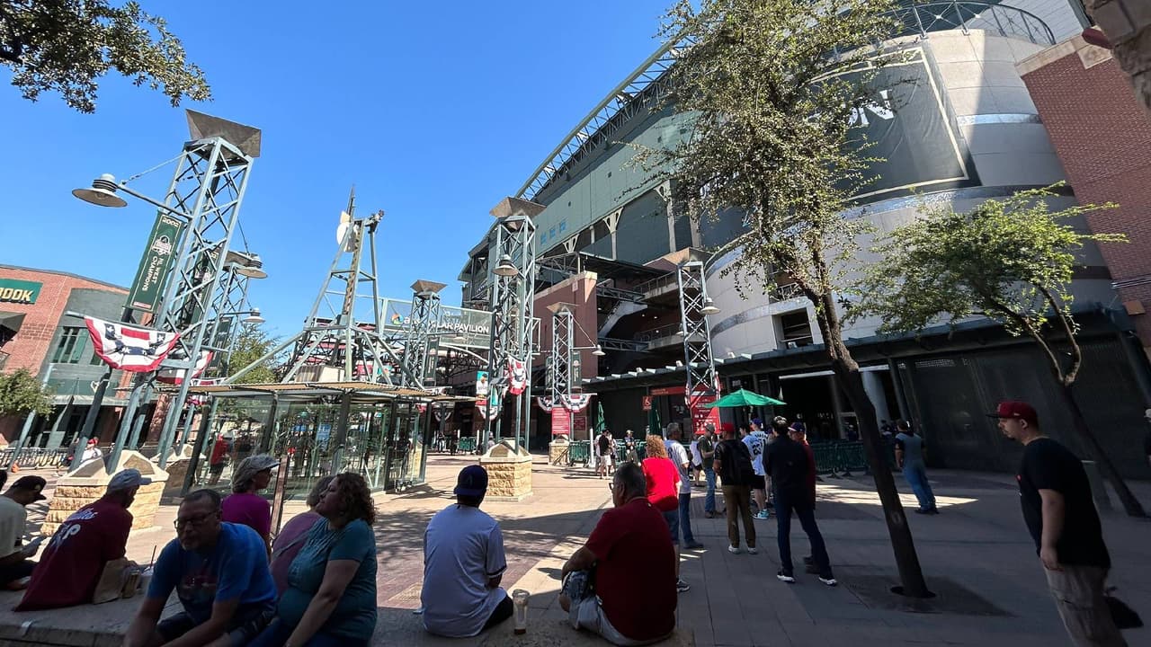 <b>Restricciones viales por el juego</b>
<br>El Departamento de Policía de Phoenix informó que Jefferson estará cerrada al tráfico entre 1st Avenue y 7th Street. El tráfico de Jefferson se desviará hacia el sur en 1st Avenue y deberá ir a Buckeye Rd para continuar hacia el este.