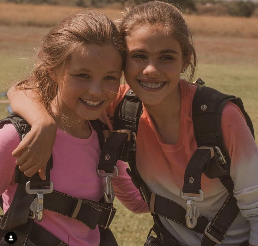 Entre lo que comparte con sus seguidores hay fotos con su hermana, la también actriz Ana Tena (derecha), quien recientemente participó en la telenovela 'Soltero con hijas' junto a 
<b><a href="https://www.univision.com/famosos/vanessa-guzman-comparte-escena-de-hace-20-anos-con-gabriel-soto-e-irina-baeva-publica-una-mueca-fotos" target="_blank">Vanessa Guzmán y Gabriel Soto. </a></b>
<br>