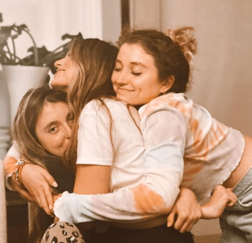 Las hermanas Castro Rivera son inseparables. "Siempre así, siempre las tres", escribió Sofía en la leyenda de esta postal, separando su mensaje con un corazón rojo.