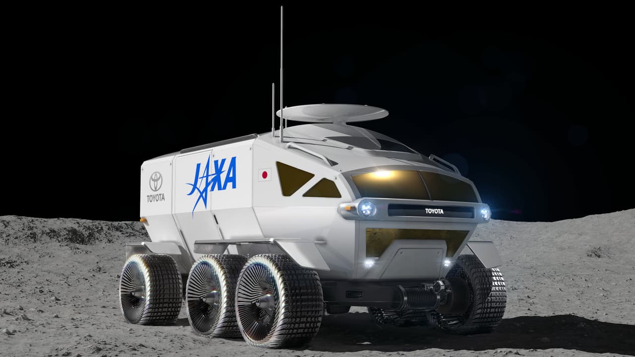 <b>Toyota</b> y
<b>JAXA</b>, la agencia de exploración aeroespacial de Japón, anunciaron un acuerdo de cooperación a fin de desarrollar un
<b>vehículo de exploración lunar tripulado </b>por seres humanos, propulsado por motores eléctricos que usan energía generada por celdas de combustible alimentadas de hidrógeno. A diferencia del planeta tierra, el vehículo mantendrá la poco densa atmosfera lunar, libre de gases contaminantes.