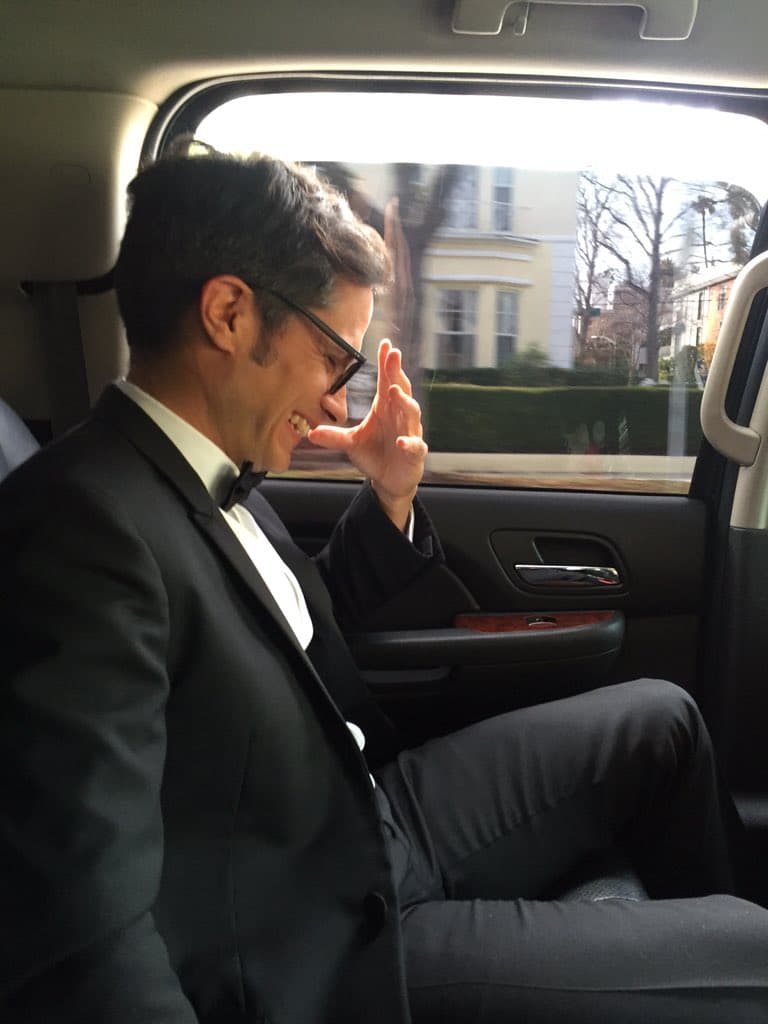 Gael García muy sonriente camino a la gala.