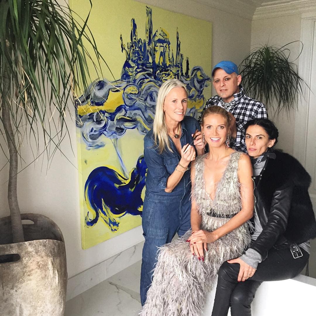 Heidi Klum junto a su equipo de belleza.