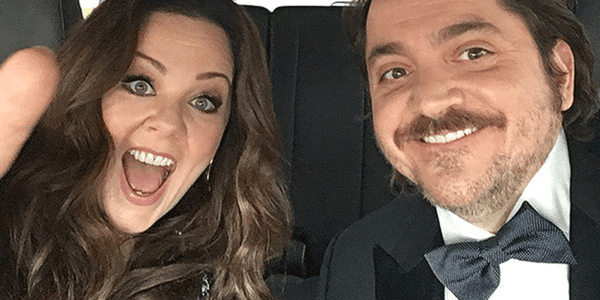 Melissa McCarthy junto a su esposo camino a los premios.