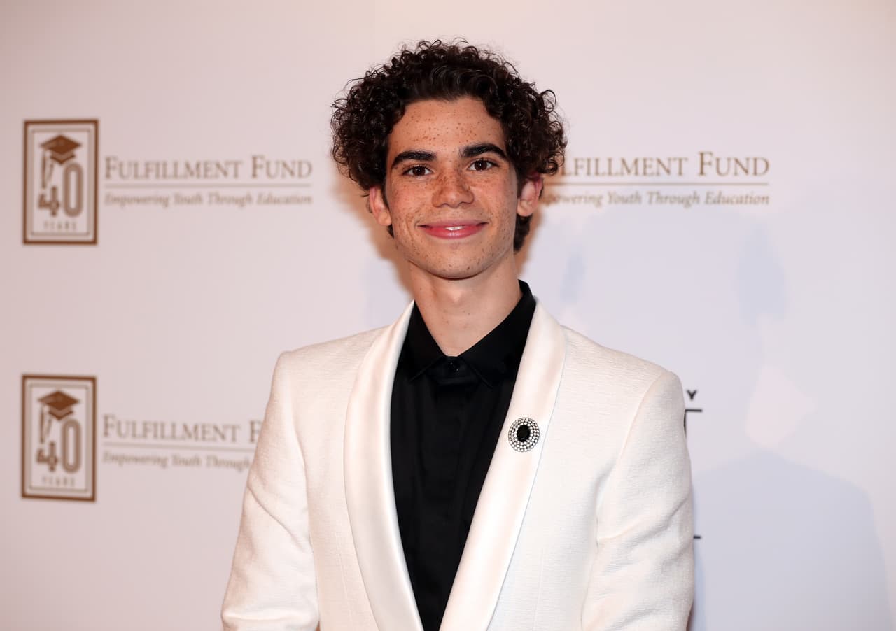 Tras el 
<b><a href="https://www.univision.com/famosos/muere-el-actor-cameron-boyce-la-estrella-del-disney-channel-se-fue-a-dormir-y-no-desperto-fotos">fallecimiento de Cameron Boyce</a></b>, los padres del actor anunciaron la creación de la 
<b><a href="https://thecameronboycefoundation.networkforgood.com/" target="_blank">Fundación Cameron Boyce</a></b> que, de acuerdo con su sitio web, "ofrece a los jóvenes medios artísticos y creativos como alternativas a la violencia y la negatividad, y utiliza recursos y filantropía para un cambio positivo en el mundo".
