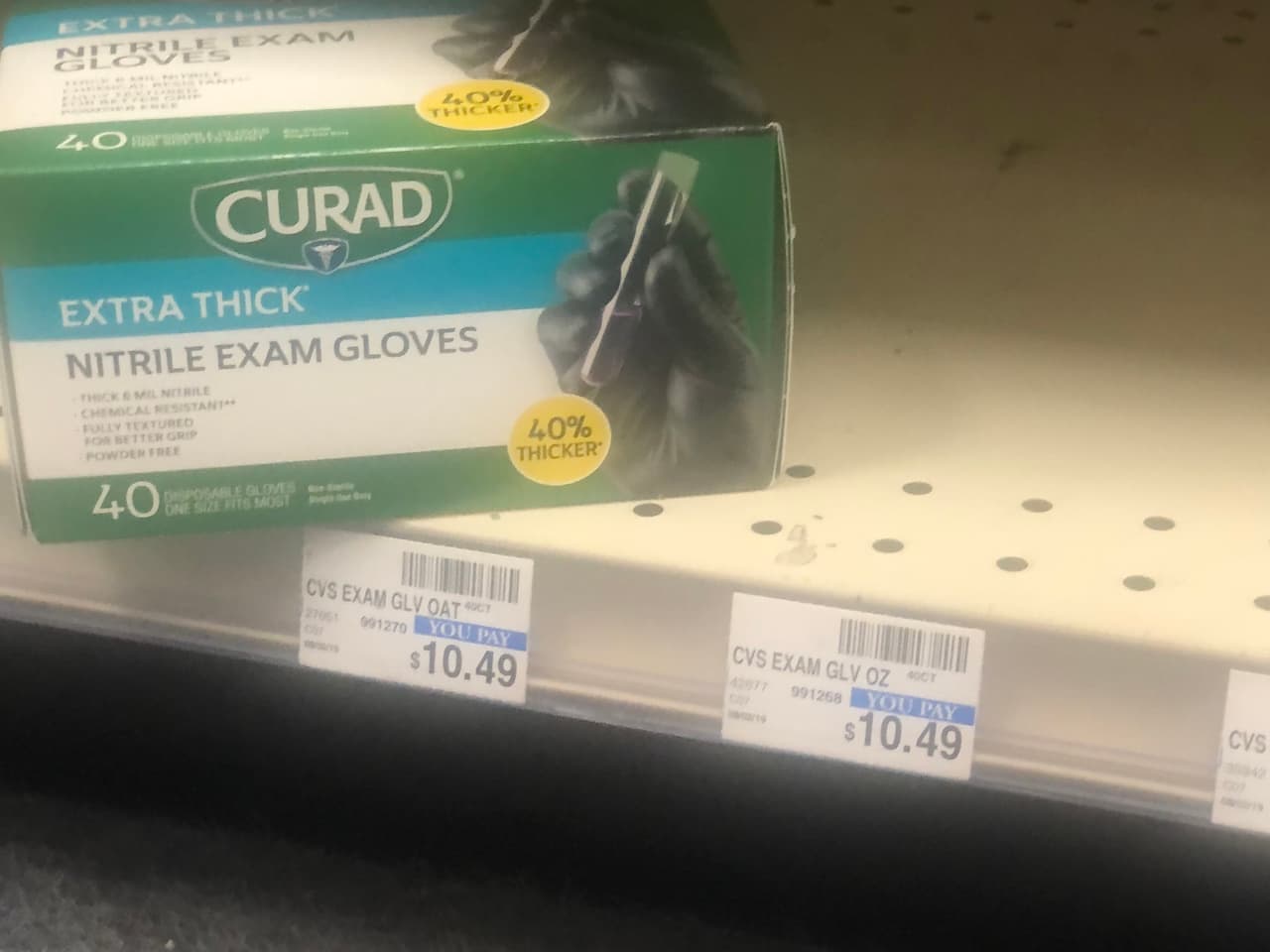 Los guantes quirúrgicos son otros de los productos que no se encuentran, las personas se los llevan para evitar tocar con sus manos algunas superficies.