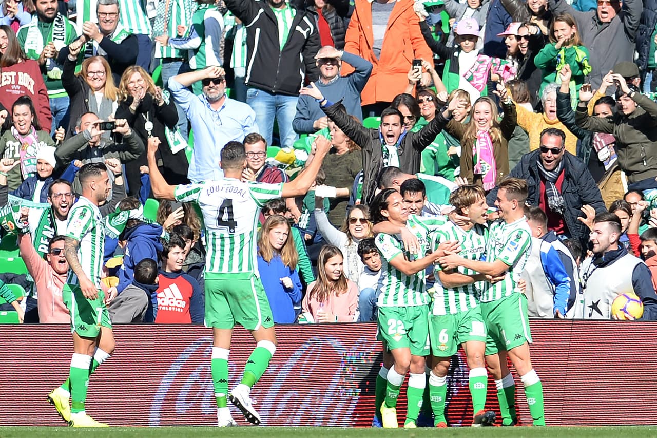Lainez tuvo su primera experiencia como jugador del Betis celebrando en cancha con sus compañeros la victoria.