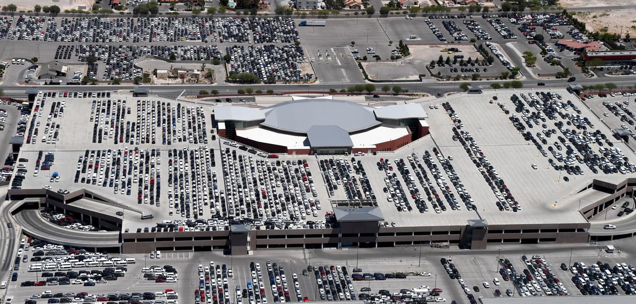 Una vista aérea del centro de autos usados McCarran en Las Vegas, Nevada, el 21 de mayo. Esta ciudad ha resultado especialmente afectada por la pandemia, que golpeó además la industria hotelera y de casinos.