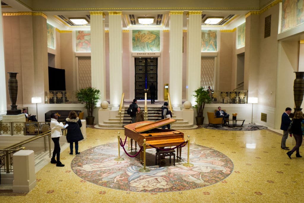 La propiedad, ubicada en el centro de Manhattan, contará con 375 habitaciones y suites que superan los 53 metros cuadrados, estableciendo un nuevo estándar en alojamiento de lujo en la ciudad.