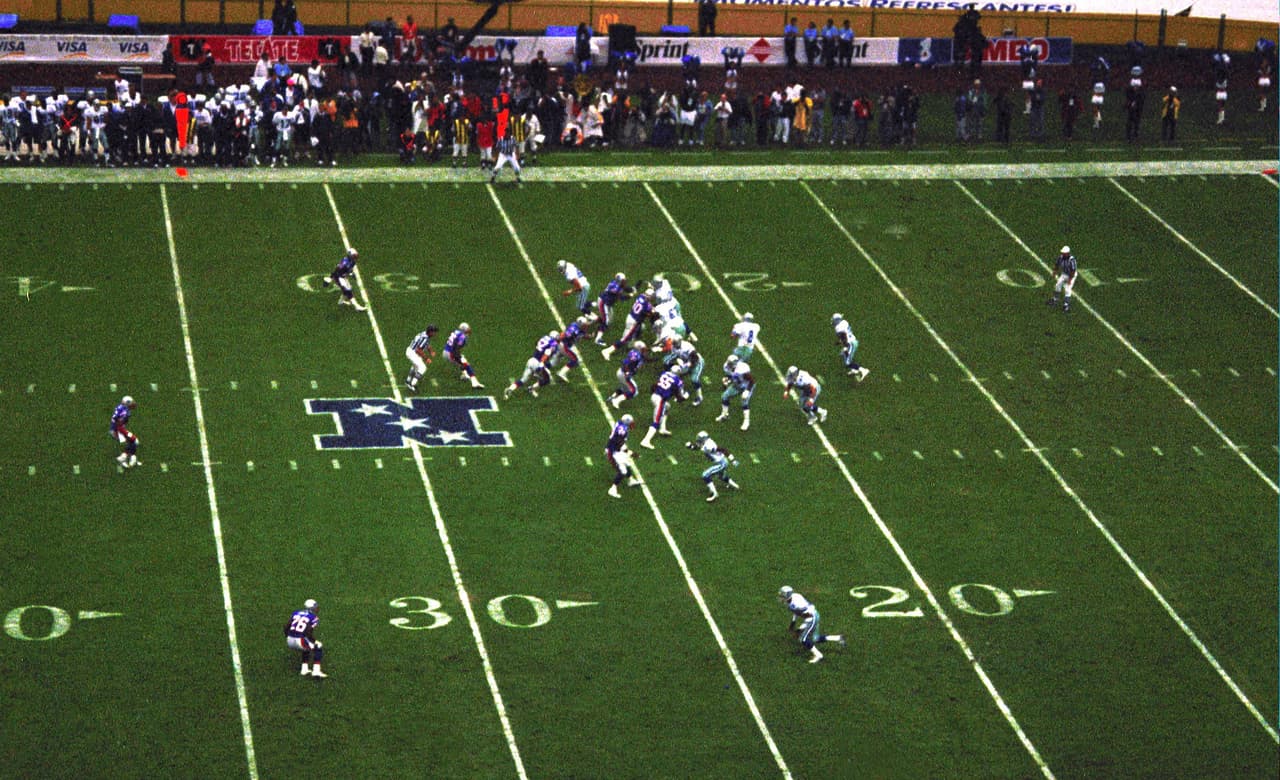 Panorámica general de una jugada ofensiva de Dallas contra New England Patriots en el American Bowl 98 jugado en el Estadio Azteca el 17 de agosto de 1998 que acabó con triunfo para los de Boston.