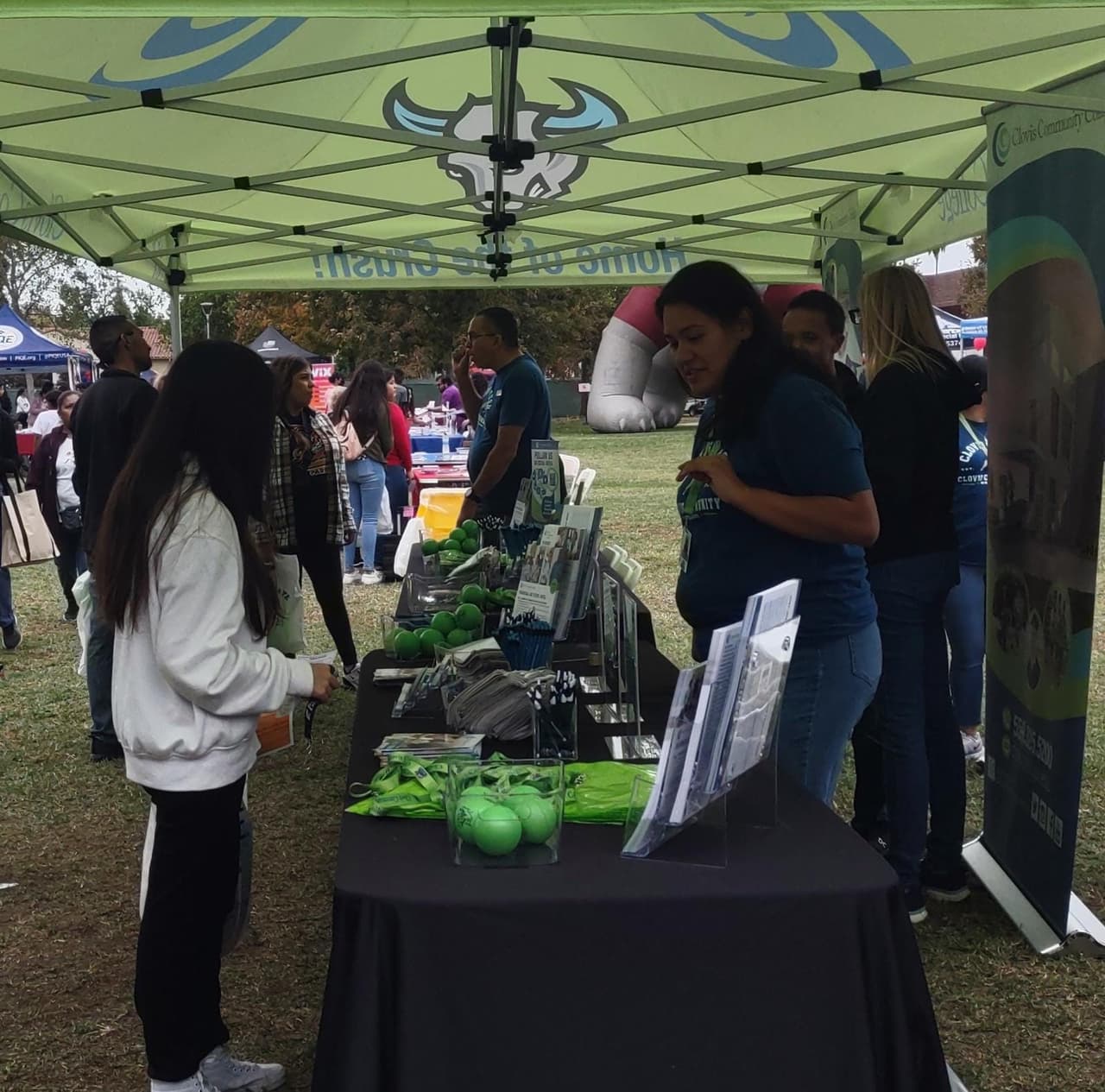 Cientos de asistentes llegaron a la Feria Anual de Educación, en el campus de Fresno State.