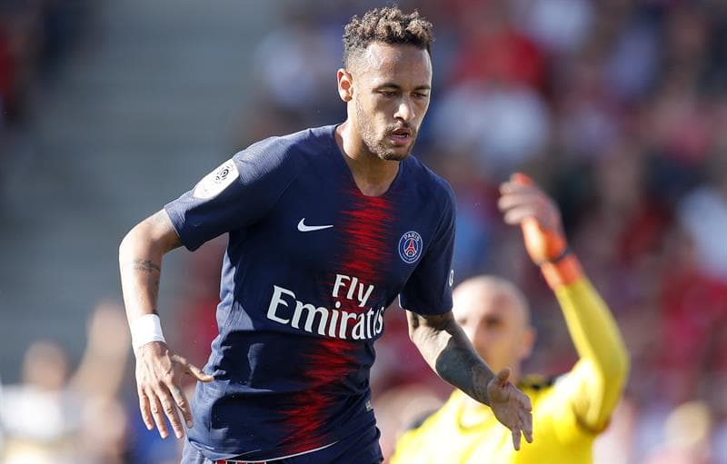 El brasileño mandó la pelota a la red y con rapidez fue a celebrar su tanto en la cara de quienes lo increpaban.