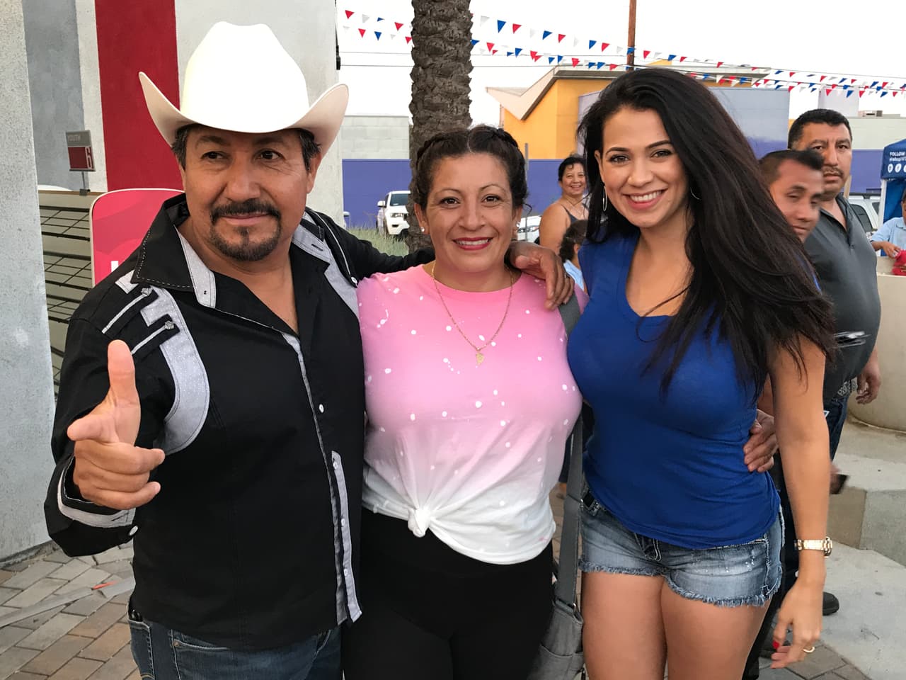El Bueno, La Mala y El Feo llenaron las calles de seguidores de Christian Nodal para su primer encuentro con sus fans en la ciudad de Los Ángeles.