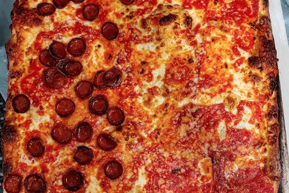 <b>Angelo Pizza: </b>Angelo Pizza es su nombre real. Es hijo y nieto de los propietarios de pizzerías de Baltimore y abrió su propia tienda en Old City en noviembre de 2020. Pizza comenzó a hornear pizzas para amigos en su apartamento de Manayunk, utilizando las recetas que aprendió de su padre, Angelo, y su abuelo, Paulie Manna. La tienda fabrica ocho variedades de rondas de 30 cm (30 cm) de gran sabor y costra crujiente, que están rematadas hasta los bordes, más una tarta vegana. 📍
<a href="https://www.google.com/maps" target="_blank">229 Market St.</a>,