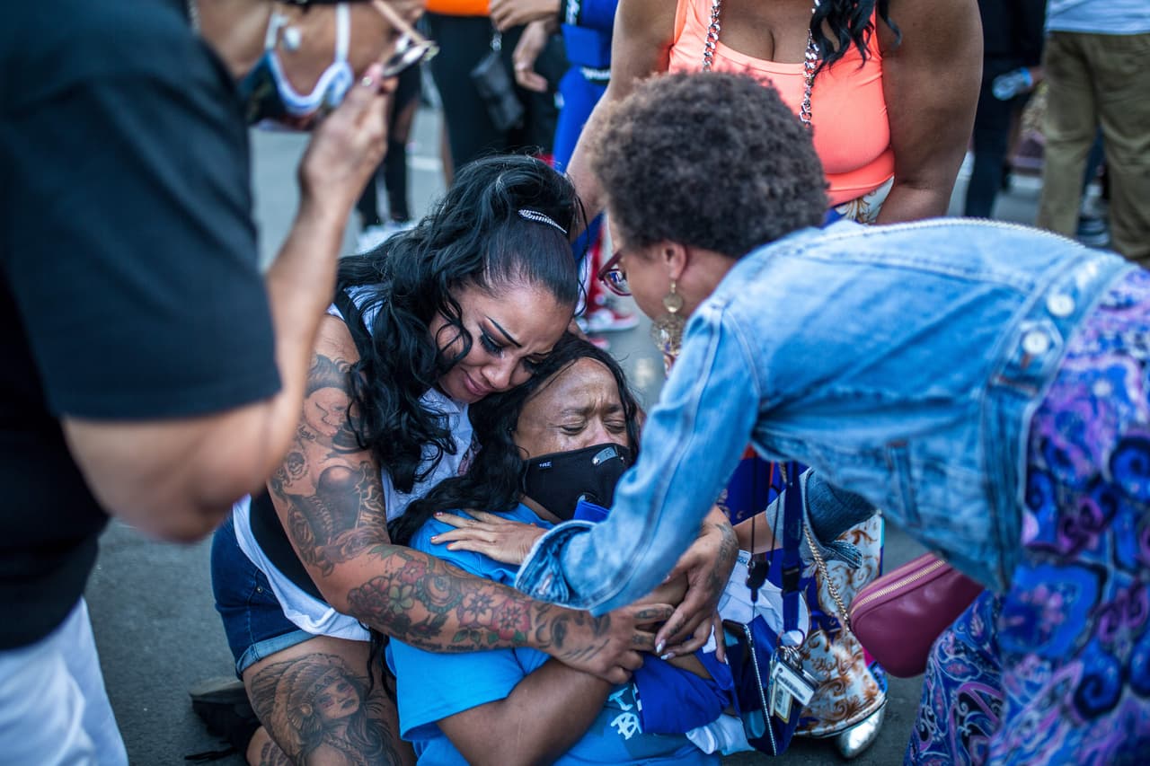 <b>El doloroso funeral de Floyd. </b>Las manifestaciones en Minneapolis coincidieron con los funerales de Floyd. En la fotografía, un grupo lo llora durante la ceremonia el 14 de junio.