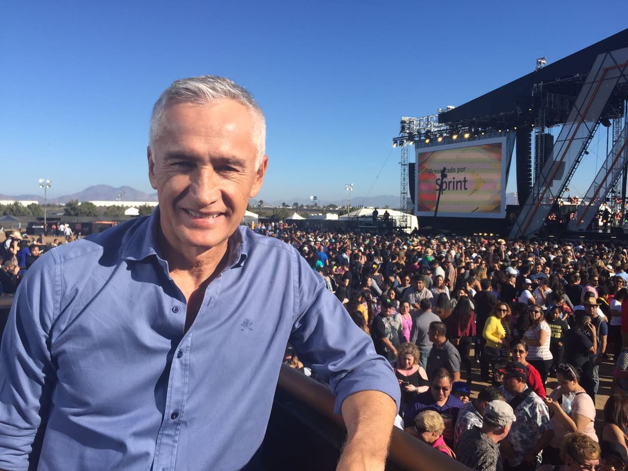 Jorge Ramos, fue el encargado de conducir y entrevistar a los invitados que asistieron al histórico concierto en la frontera. Foto: David Maris.