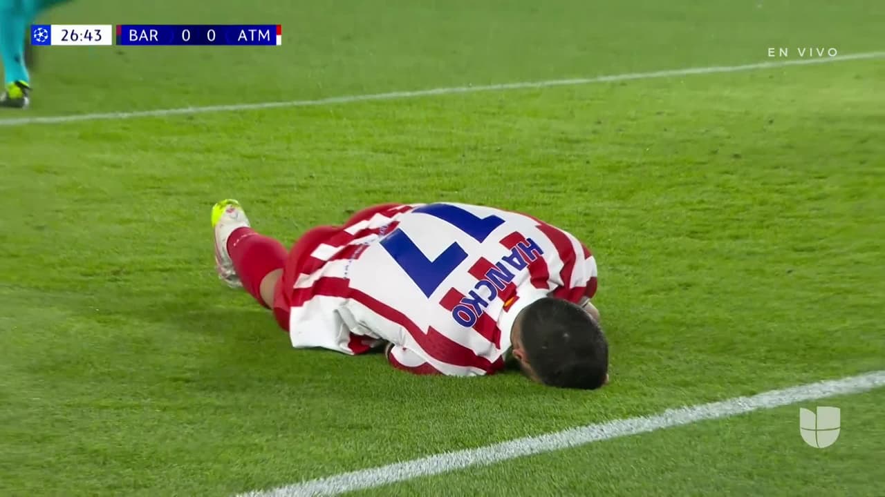 ¡Terrible lesión de Hancko! El defensor del Atlético no puede seguir y sale de cambio