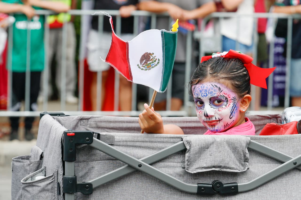 Vestidos con playeras de colores, banderas y hasta caras pintadas, cientos de familias llegaron a disfrutar de un evento que, más que un desfile, es una celebración familiar.