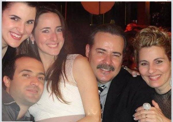 Por su partem 
<b><a href="http://www.univision.com/novelas/las-amazonas/cesar-evora-es-victoriano-santos-en-las-amazonas" target="_blank">César Évora</a></b>, con 57 años de edad, nuestro querido Victoriano en ‘Las amazonas’, vive feliz con su familia. Rafael, Carla y Mariana son sus primogénitos.